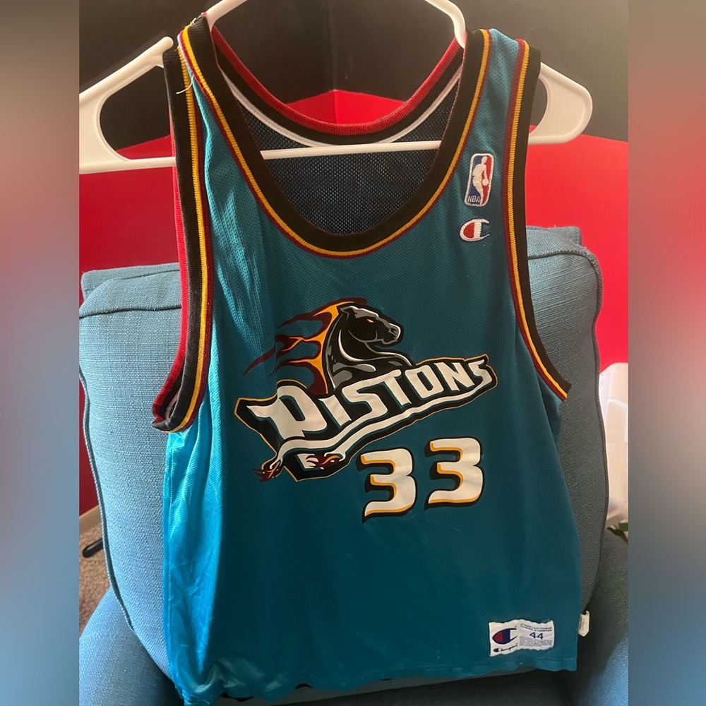 Grant Hill, Pistons jersey, size L. (44)